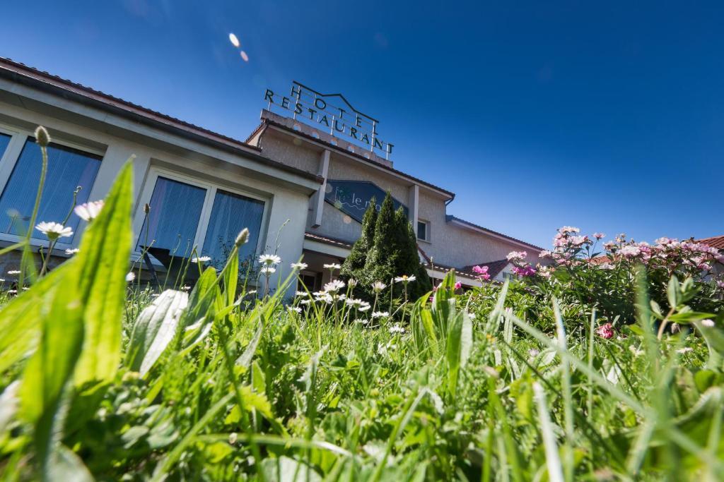 Logis Hotel Le Moulin Des Gardelles Riom Exterior photo