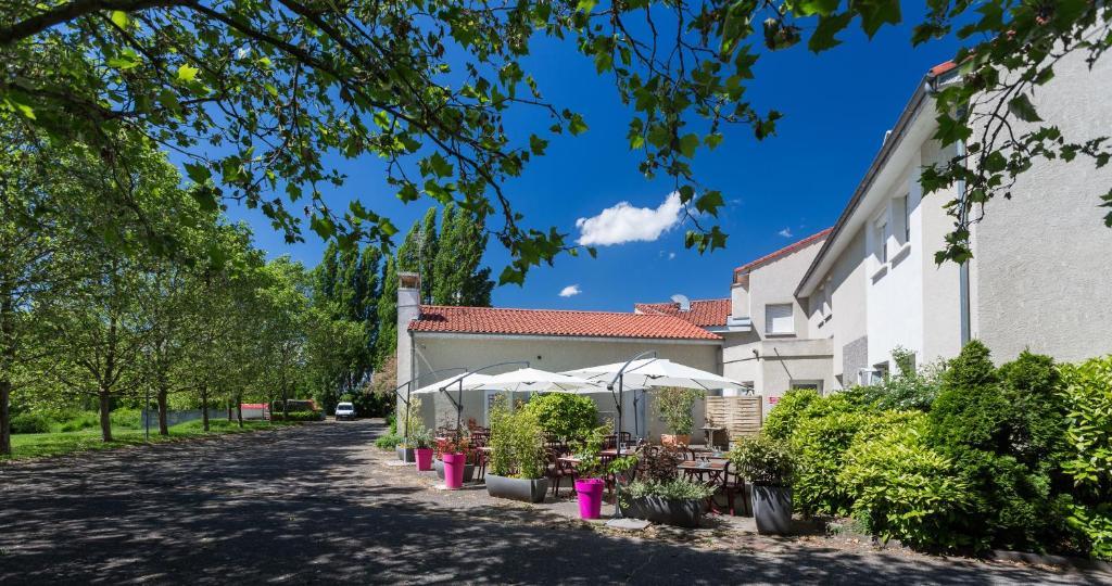Logis Hotel Le Moulin Des Gardelles Riom Exterior photo