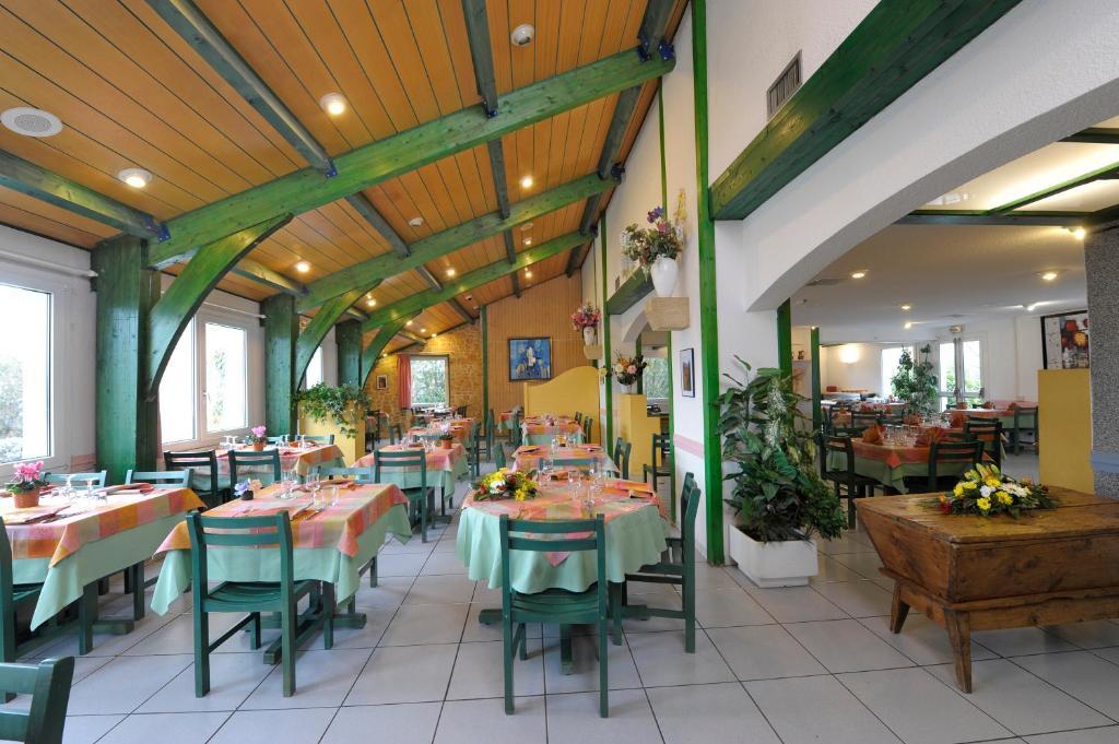 Logis Hotel Le Moulin Des Gardelles Riom Exterior photo