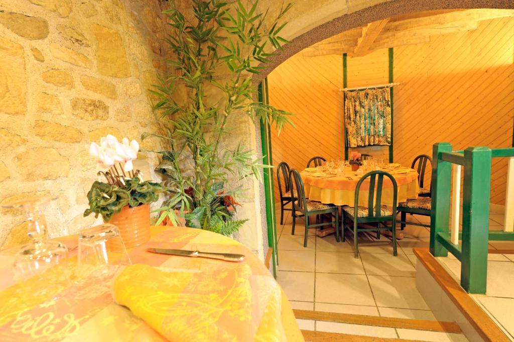 Logis Hotel Le Moulin Des Gardelles Riom Exterior photo