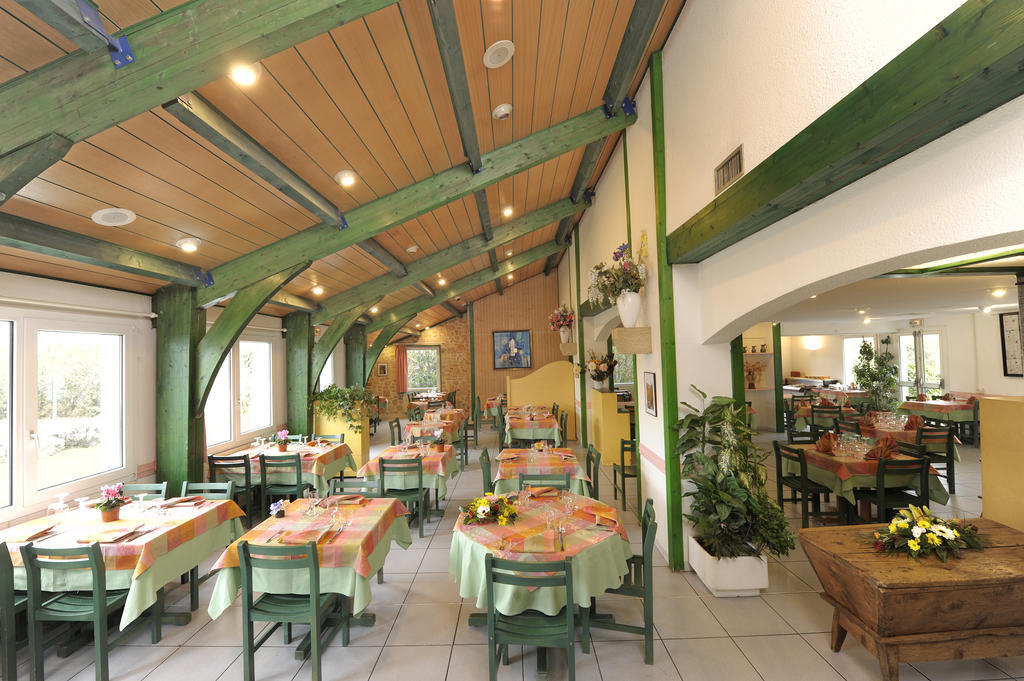 Logis Hotel Le Moulin Des Gardelles Riom Exterior photo