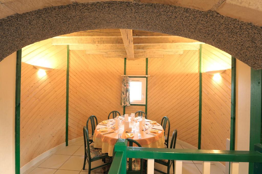 Logis Hotel Le Moulin Des Gardelles Riom Exterior photo