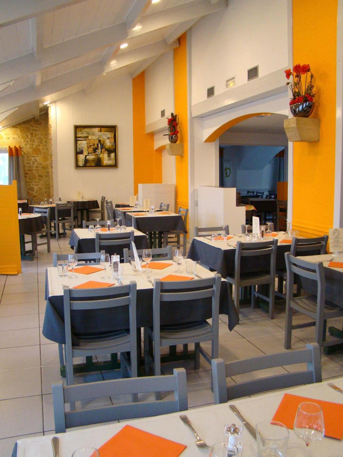 Logis Hotel Le Moulin Des Gardelles Riom Exterior photo