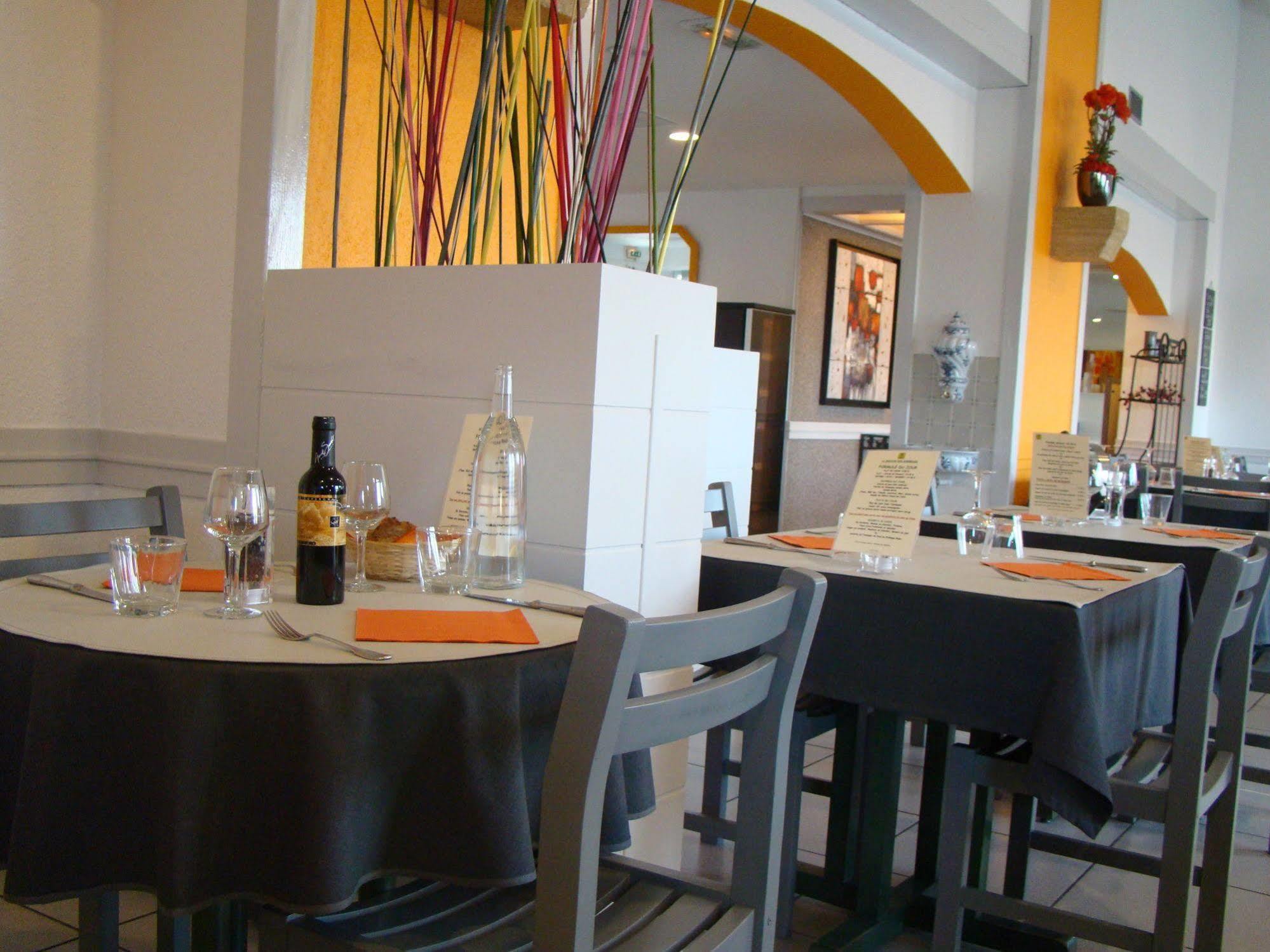 Logis Hotel Le Moulin Des Gardelles Riom Exterior photo