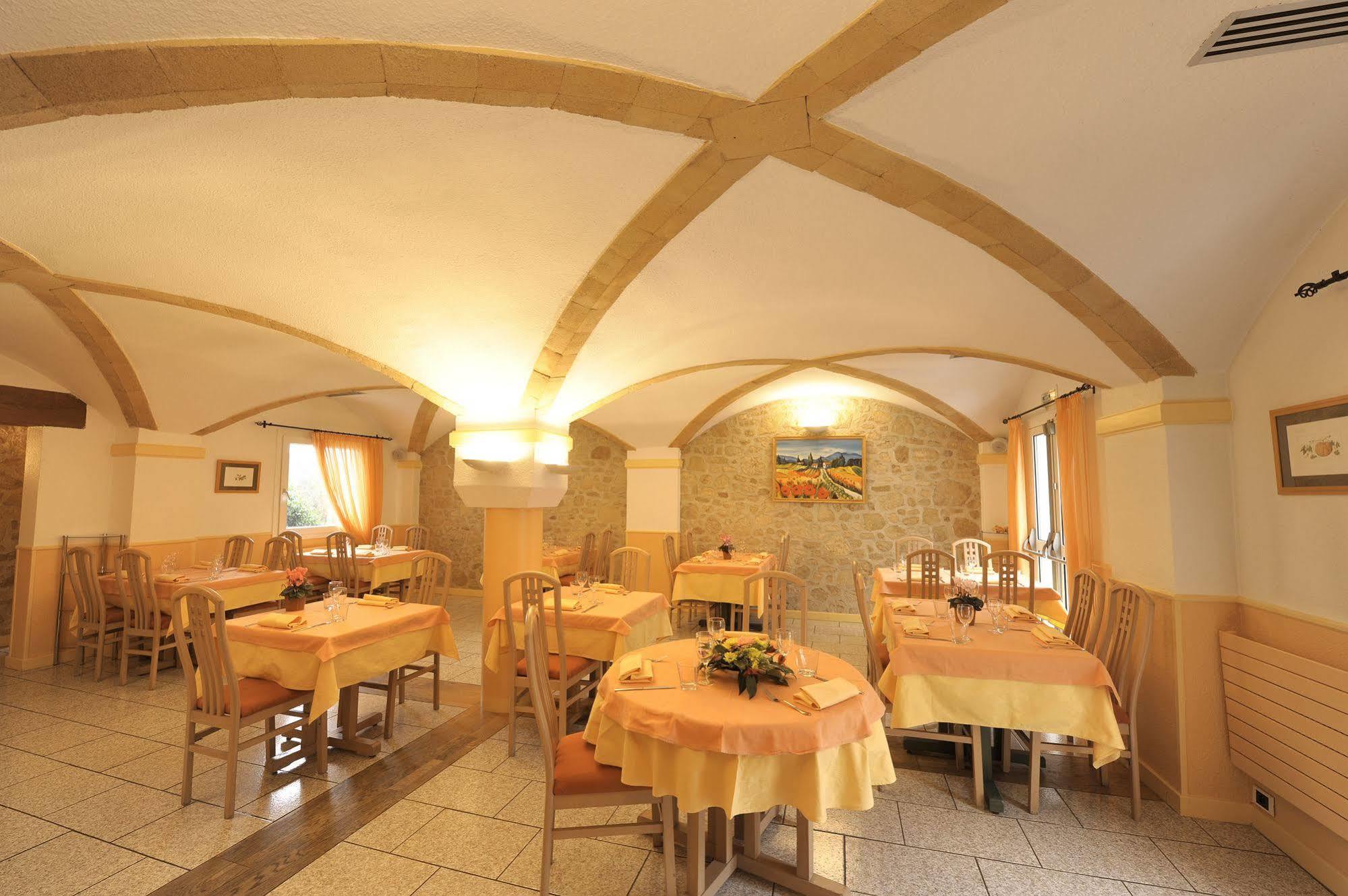 Logis Hotel Le Moulin Des Gardelles Riom Exterior photo