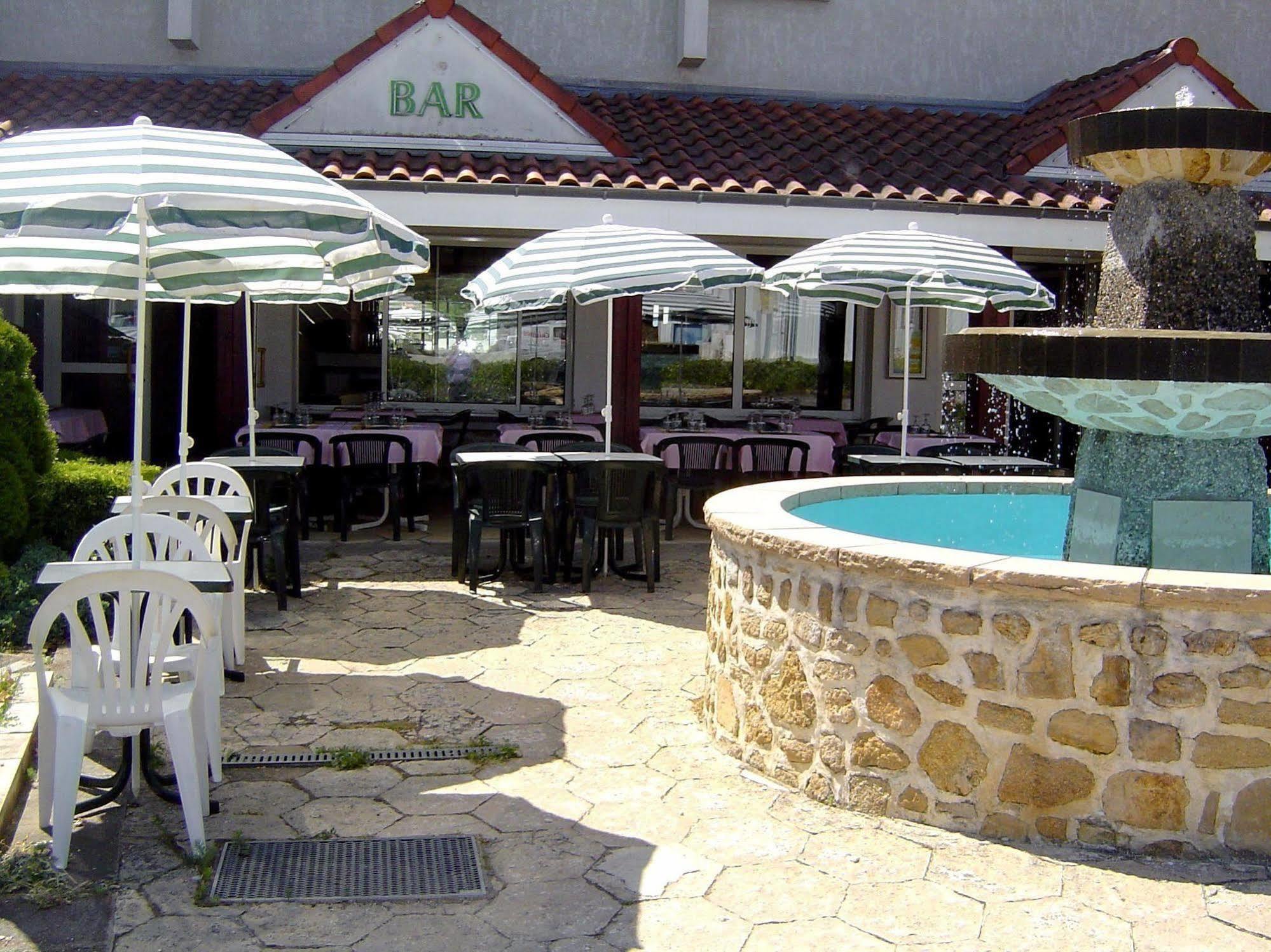 Logis Hotel Le Moulin Des Gardelles Riom Exterior photo