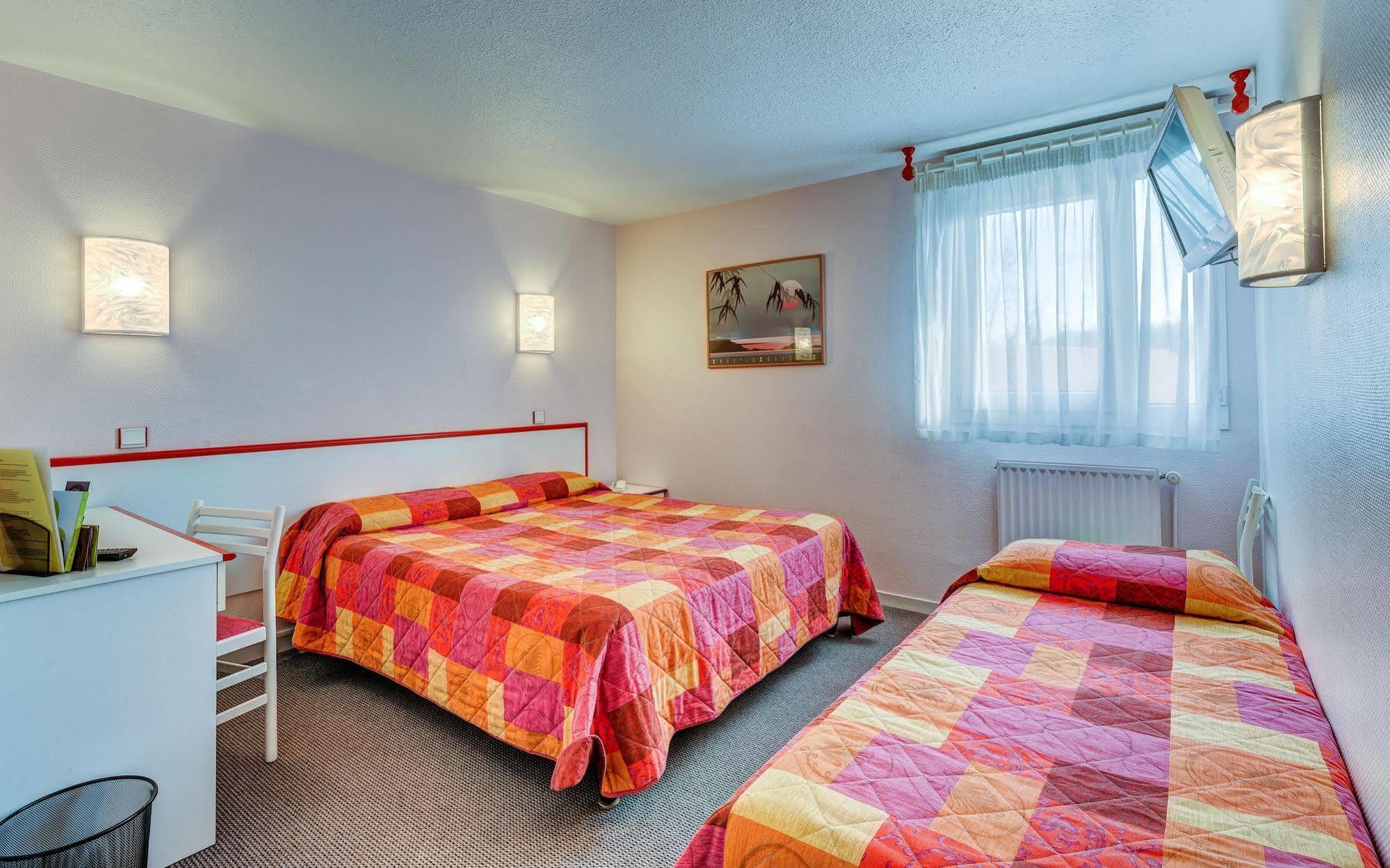 Logis Hotel Le Moulin Des Gardelles Riom Exterior photo