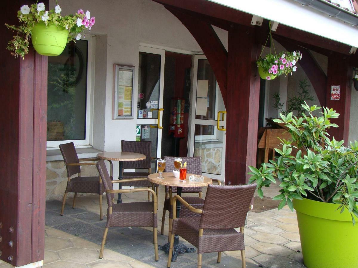 Logis Hotel Le Moulin Des Gardelles Riom Exterior photo