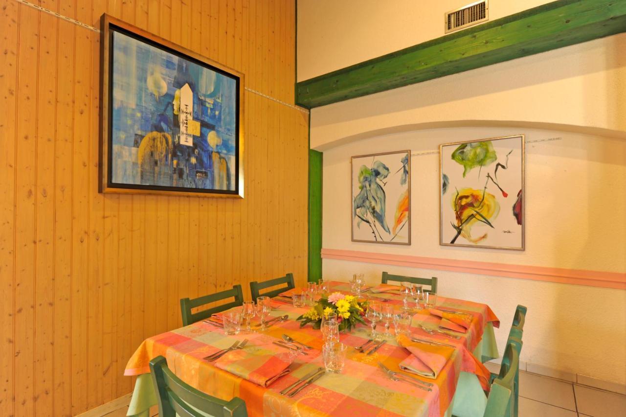 Logis Hotel Le Moulin Des Gardelles Riom Exterior photo